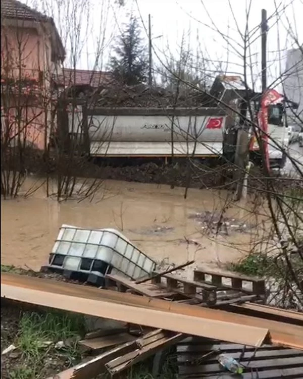 Düzce'de sağanak yağış sonucu dereler taştı, bazı evleri su bastı