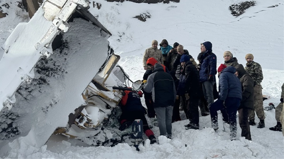 Ağrı'da uçuruma yuvarlanan kepçedeki ölü sayısı 4'e yükseldi