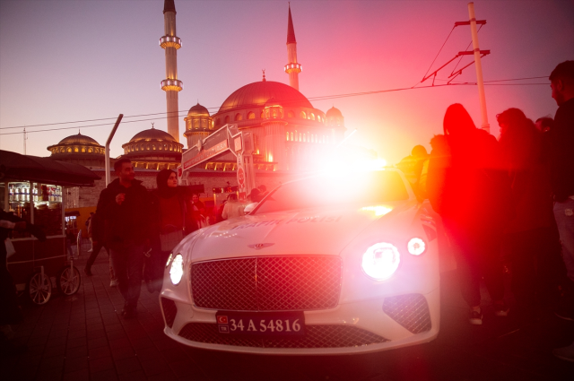 İstanbul Emniyet Müdürlüğüne tahsis edilen lüks araçlara vatandaşlardan yoğun ilgi