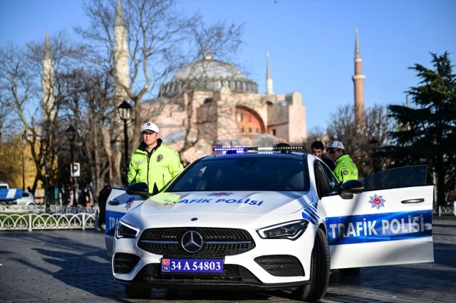 İstanbul Emniyet Müdürlüğüne tahsis edilen lüks araçlara vatandaşlardan yoğun ilgi