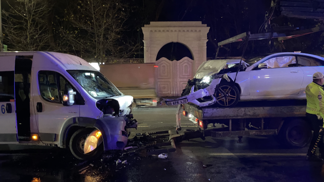 İstanbul'un göbeğinde feci kaza! Otomobil, servisle kafa kafaya çarpıştı: 9 yaralı