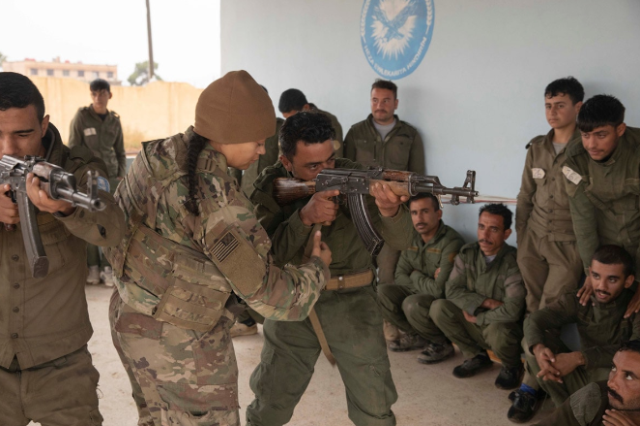 Fotoğraf 12 şehit verdiğimiz saldırıdan 3 gün sonra çekildi! ABD'den terör örgütüne silah kullanma eğitimi