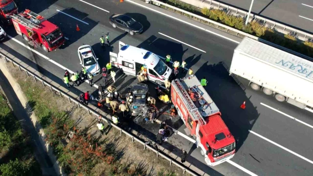 Kuzey Marmara Otoyolu'nda cip önce otomobile sonra tıra çarptı: 6 yaralı