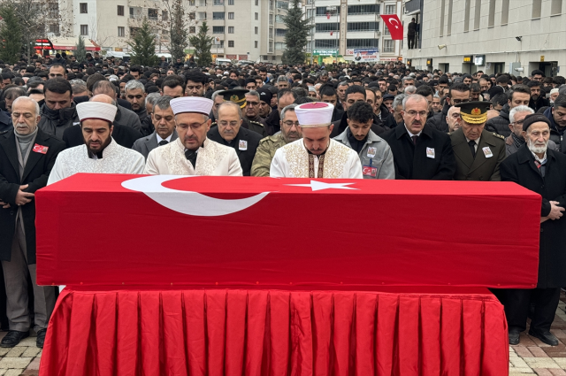 Pençe-Kilit Harekatı'nda şehit olan askerlerimiz son yolculuklarına uğurlandı