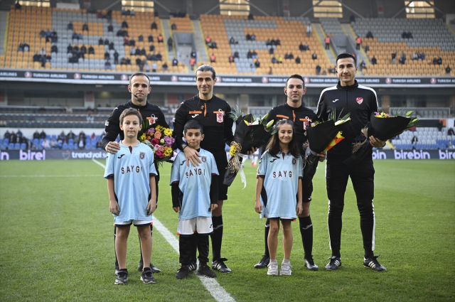 Sahalarda görmek istediğimiz hareketler! Süper Lig maçında hakemlere çiçek verdiler