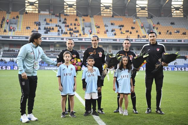 Sahalarda görmek istediğimiz hareketler! Süper Lig maçında hakemlere çiçek verdiler