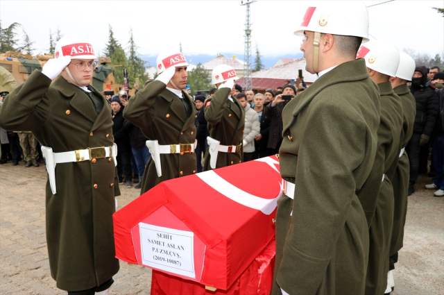 Şehit yakınlarının feryatları Mehmetçik'i ağlattı! Gözyaşlarını silah arkadaşı sildi