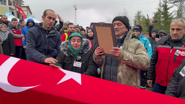 Şehit yakınlarının feryatları Mehmetçik'i ağlattı! Gözyaşlarını silah arkadaşı sildi