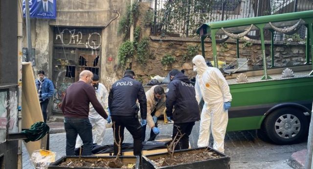 Galata'da şüpheli ölüm! Norveçli turist ölü bulundu, Yunan kadın hastanede