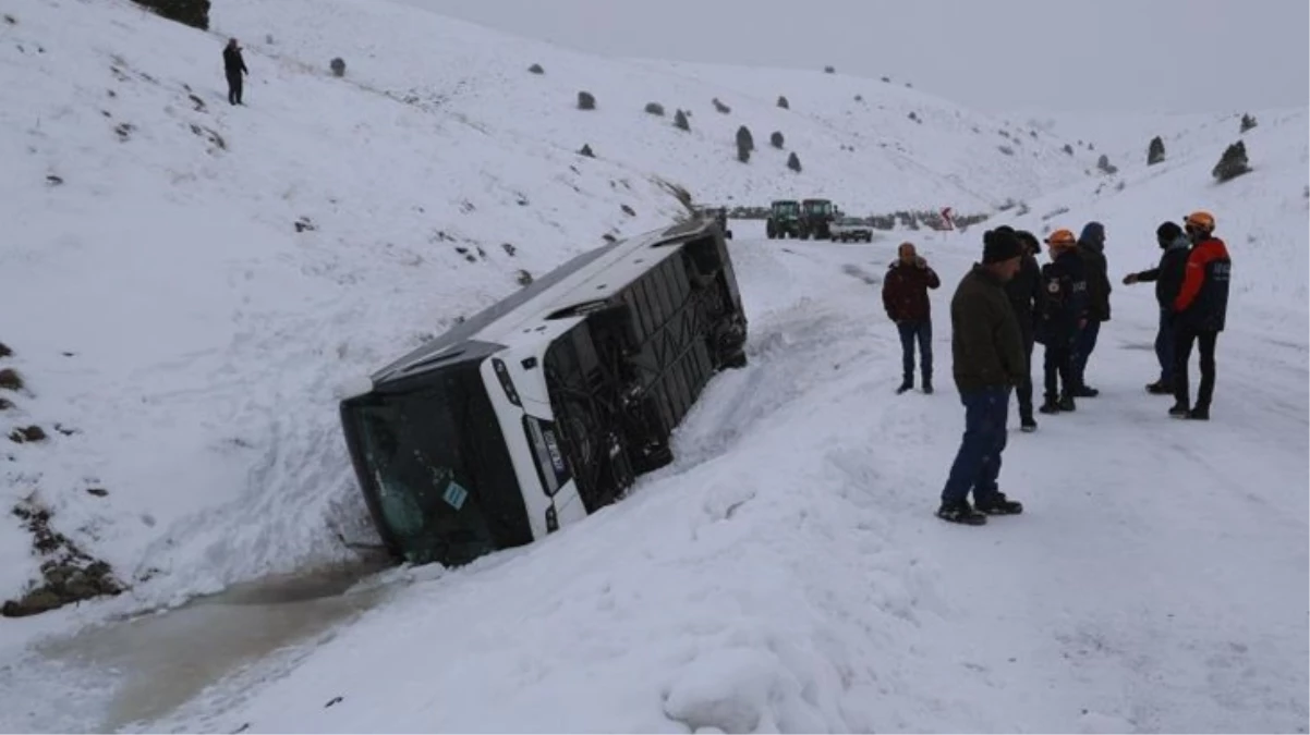 Sivas'ta cenaze yakınlarını taşıyan otobüs devrildi! 20 yaralı