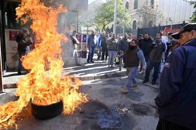 Lübnan'da mevduat hesapları dondurulan ve paralarını çekemeyen insanlar sokağa döküldü