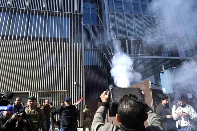 Lübnan'da mevduat hesapları dondurulan ve paralarını çekemeyen insanlar sokağa döküldü