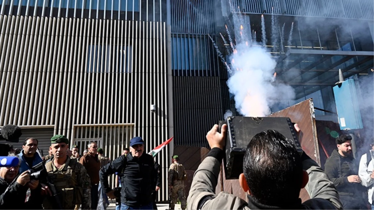 Lübnan'da mevduat hesapları dondurulan ve paralarını çekemeyen insanlar sokağa döküldü