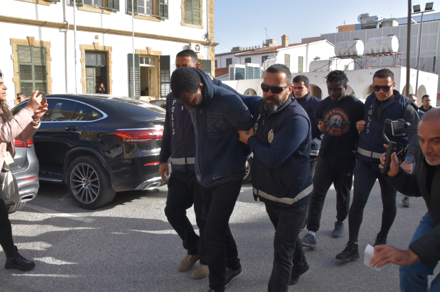 KKTC'de döviz bürosu sahibini öldürmüşlerdi! Kamerunlu katil zanlılarını polise teslim eden 3 Kıbrıs Türkü'nü Rum polisi tutukladı