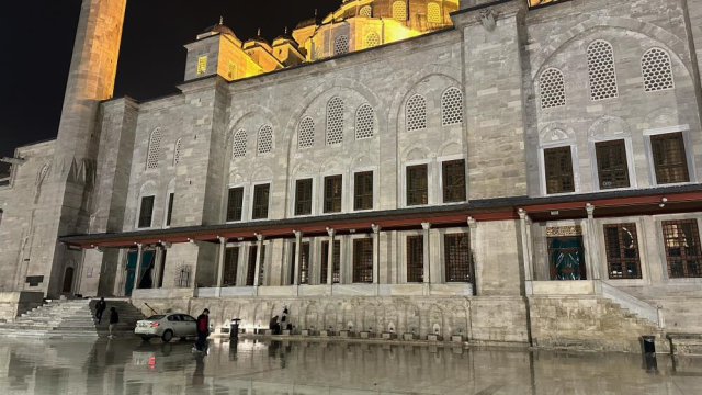 Fatih Camii'nde imama bıçaklı saldırı! Saldırgan gözaltında