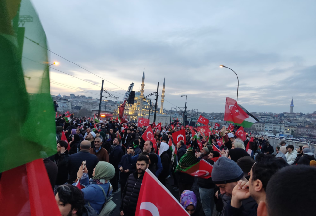 Gazze ve şehitlerimiz için İstanbul'da büyük yürüyüş! Binlerce insan Galata Köprüsü'ne akın etti