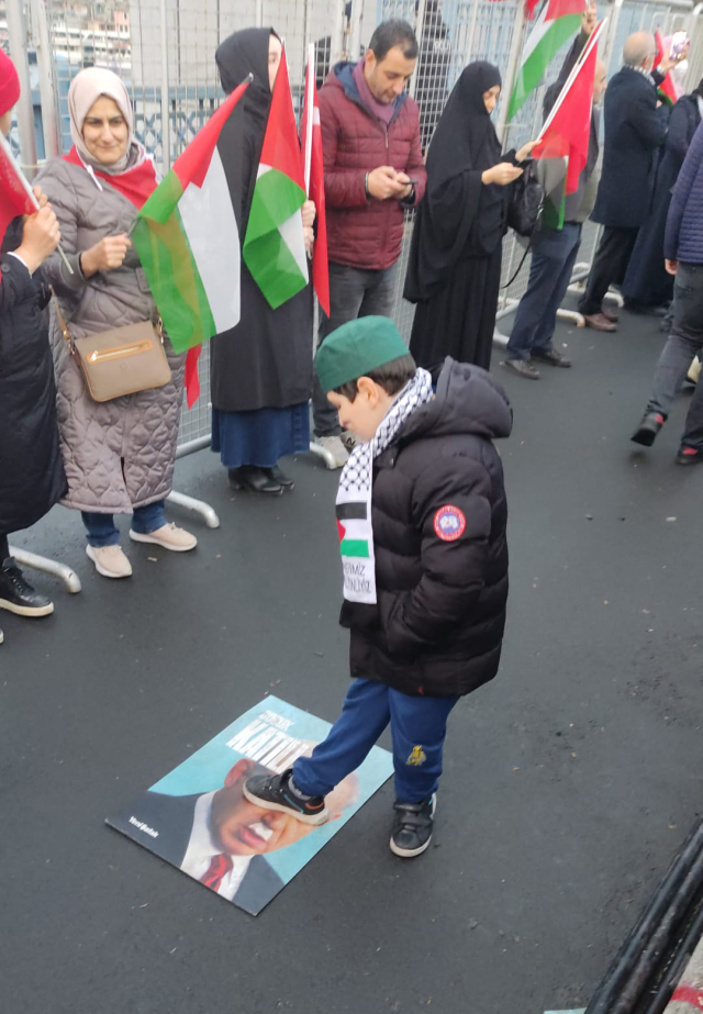 Gazze ve şehitlerimiz için İstanbul'da büyük yürüyüş! Binlerce insan Galata Köprüsü'ne akın etti