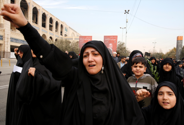 4 yıl sonra ilk kez! İran'da cami kubbesine 'intikam bayrağı' çekildi