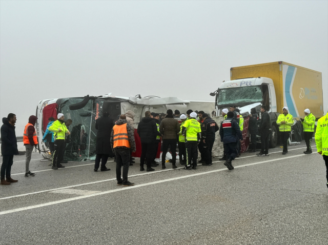 Malatya'da devrilen yolcu otobüsüne tır çarptı! 4 kişi hayatını kaybetti, 29 kişi yaralandı