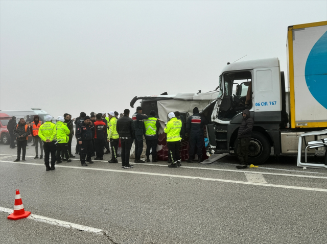 Malatya'da devrilen yolcu otobüsüne tır çarptı! 4 kişi hayatını kaybetti, 29 kişi yaralandı