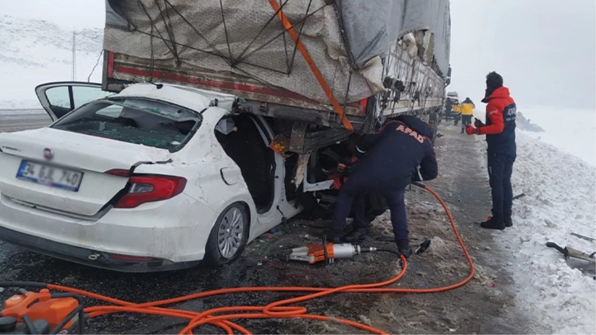 Otomobil, park halindeki tıra ok gibi saplandı: 2 ölü