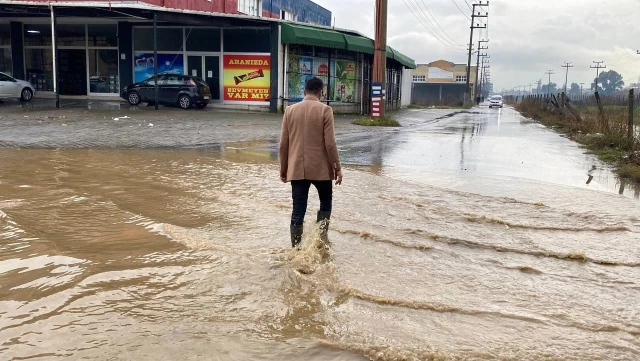 Aydın'da sağanak nedeniyle göle dönen yolda bir sürücü dakikalarca plakasını aradı