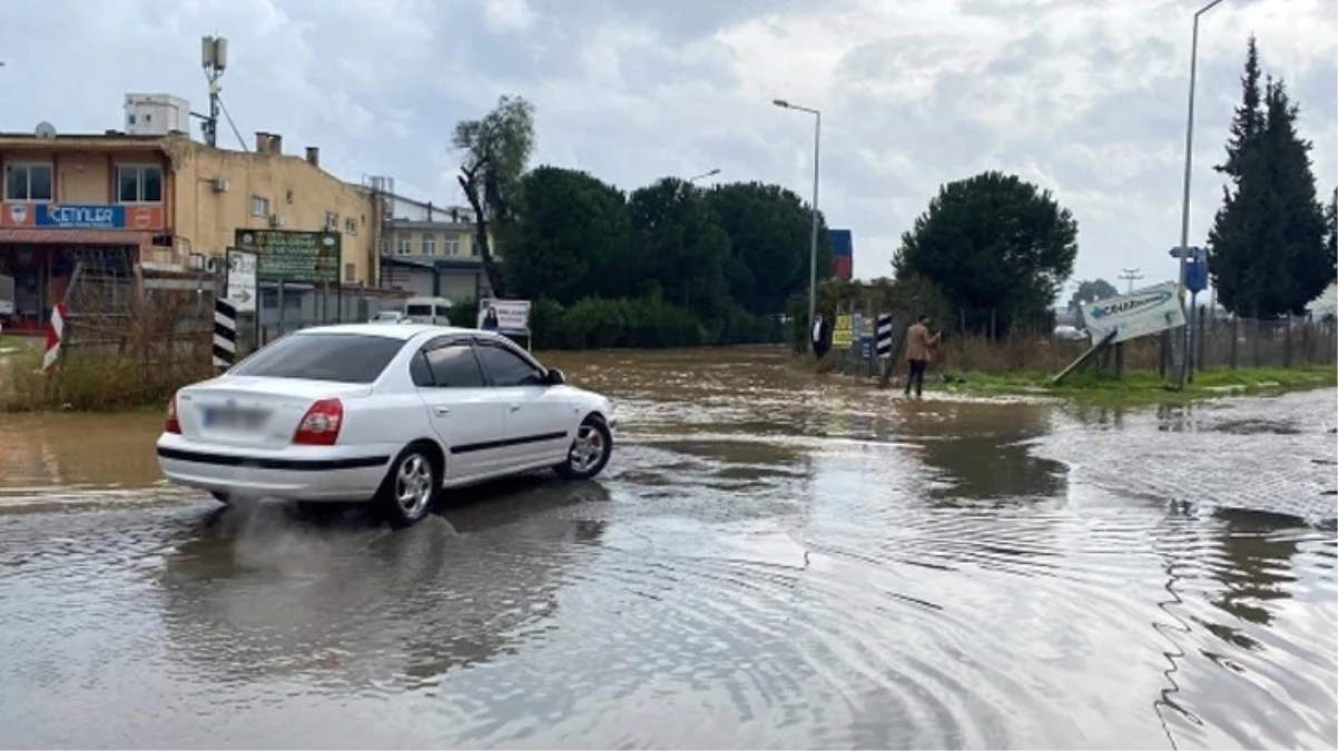 Aydın'da sağanak nedeniyle göle dönen yolda bir sürücü dakikalarca plakasını aradı