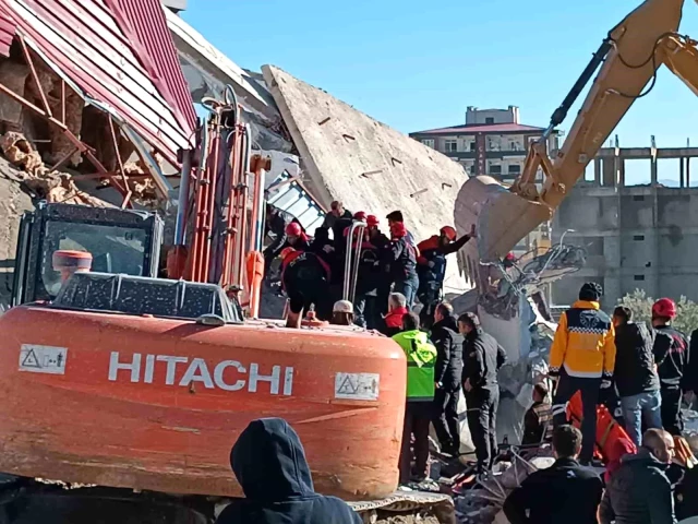 Kahramanmaraş'taki depremde ağır hasar alan bina yıkım sırasında iş makinesinin üzerine çöktü