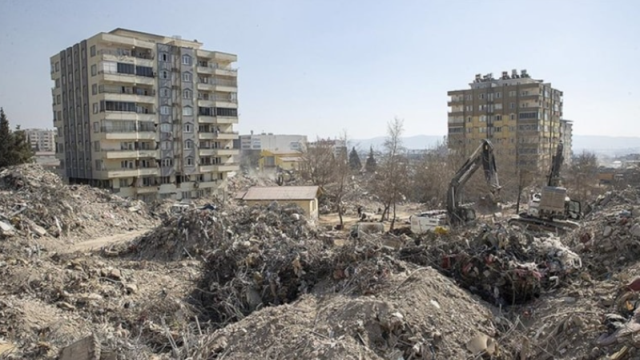 1400 kişiye mezar olmuştu! Ebrar Sitesi kurucusundan pişkin savunma: Yer çürüktü, deprem de beklenenden büyüktü