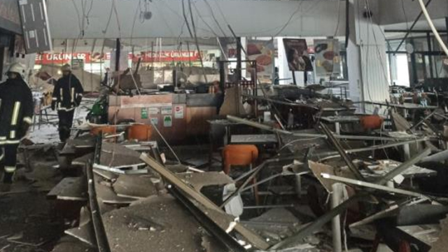 Afyonkarahisar'da ünlü zincir restoranın tavanı çöktü, onlarca kişi ölümden döndü