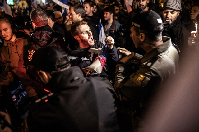 İsrail'de binlerce kişi Netanyahu hükümetini protesto etti