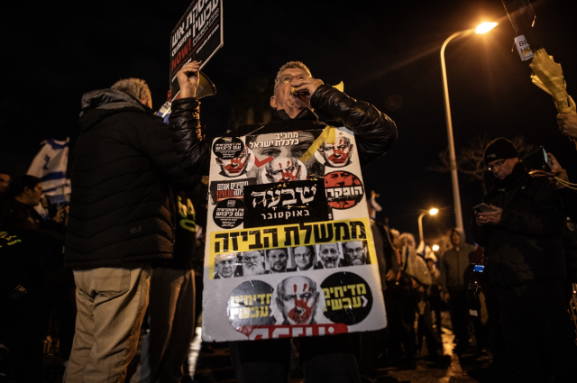 İsrail'de binlerce kişi Netanyahu hükümetini protesto etti