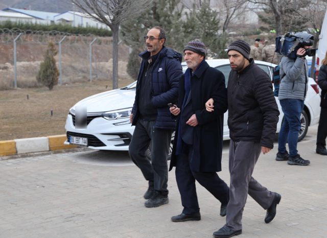 Erzincan'daki maden sahasında acı bekleyiş! Toprak altında kalan işçileri arama çalışmaları devam ediyor