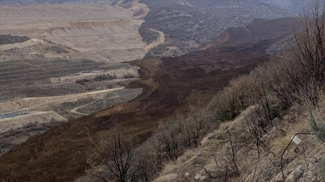 Altın madenindeki toprak kaymasının başladığı an güvenlik kamerasına yansıdı