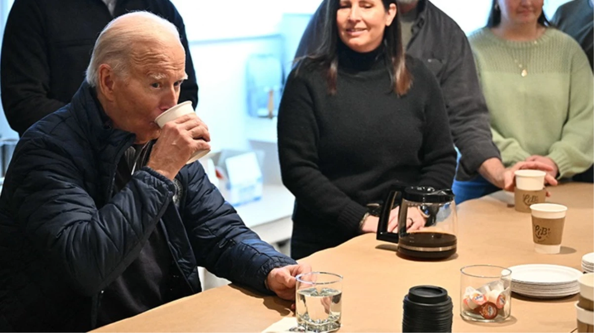 Çevre felaketinin yaşandığı bölgeyi ziyaret eden Biden, zehirli olmadığını göstermek için su içti