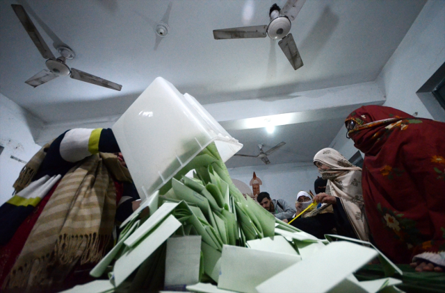 Pakistan seçimlerinde son durum! Oy verme işlemi saat 17.00'da bitti