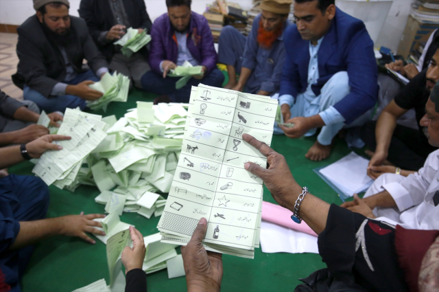 Pakistan seçimlerinde son durum! Oy verme işlemi saat 17.00'da bitti