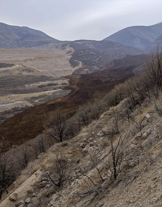 Erzincan İliç'teki altın madeninde toprak kayması! Göçük altında işçiler var