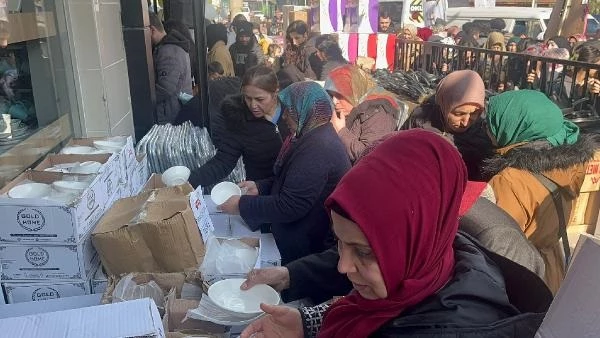 Ucuz eşya izdihamı! Vatandaşlar adeta birbirlerini ezdiler