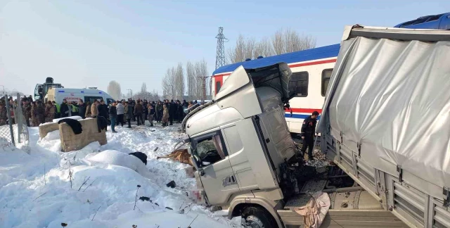 Hayvan yüklü TIR'a tren çarptı: Ölü ve yaralılar var