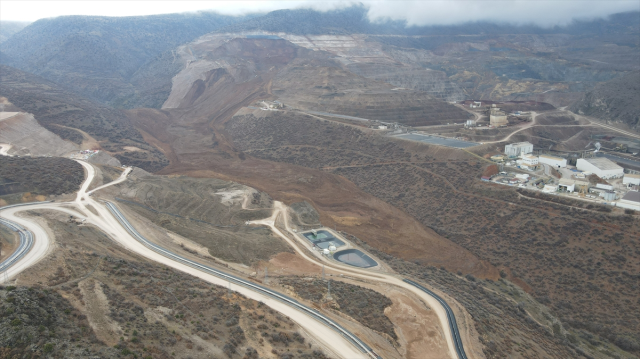 Erzincan'da zamana karşı yarış! Toprak altında kalan 9 işçi için aramalar devam ediyor