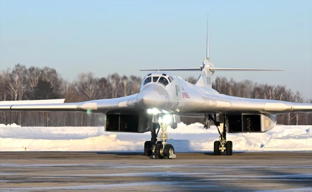 Putin, nükleer silah taşıma kapasitesine sahip Rus stratejik bombardıman uçağı ile uçtu