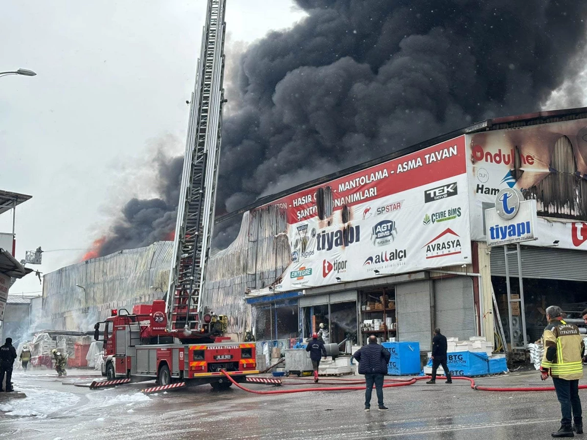 Depoda başlayan yangından yükselen alevler iş yerlerine sıçradı