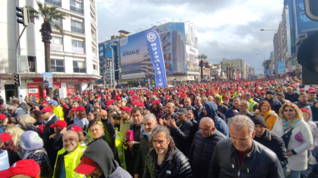 İzmir Büyükşehir Belediyesi'nin zam teklifini kabul etmeyen işçiler sokağa indi