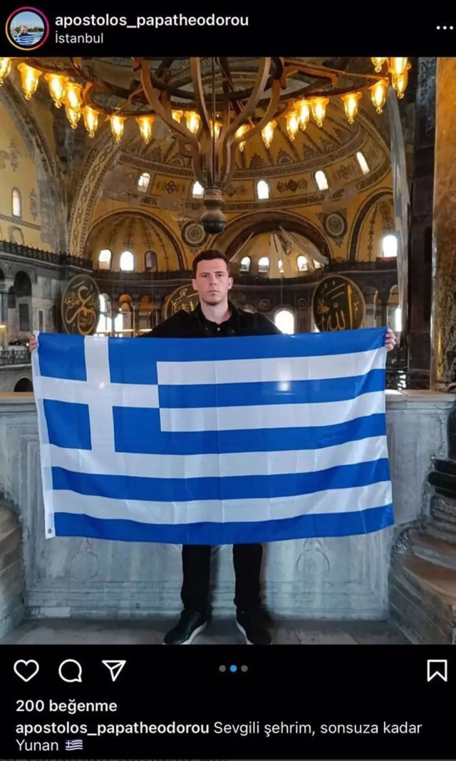 Ayasofya'da provokasyon! Yunan turist bayrak açıp fotoğrafı da skandal bir notla paylaştı