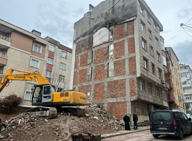 Yıkım sırasında şoke eden görüntü! Duvarı olmayan yan binanın tuvaleti açıkta kaldı