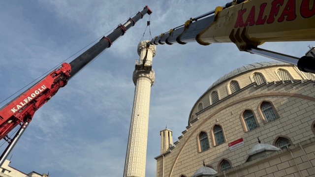 Esenyurt'ta cami minaresi onarım yapıldığı esnada halatı koparak sokağa düştü