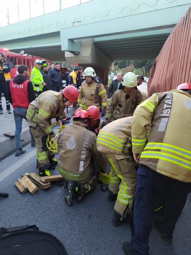 İstanbul Bakırköy'de üst geçide çarpan tır, otomobilin üzerine devrildi: 4 ölü