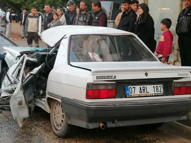 Antalya'da sağanak yağış ve fırtına! Ev ve iş yerlerini su bastı, araçlar yollarda mahsur kaldı