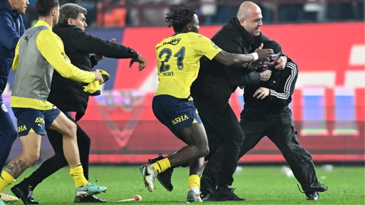 Fenerbahçeli Osayi Samuel, kendisine doğru koşan Trabzonsporlu taraftara yumruk attı